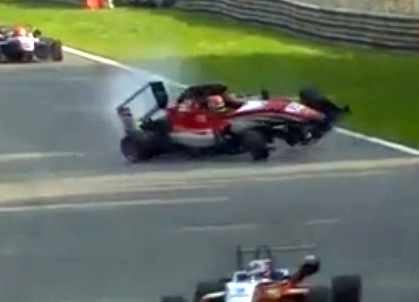 Pauroso incidente per Lance Stroll nel corso di gara 2 dell&#39;Euro F3 a Monza: il pilota canadese della Dallara/Mercedes si  toccato con Antonio Giovinazzi ed  decollato ribaltandosi e ricadendo per fortuna senza riportare conseguenze fisiche. IPP 
